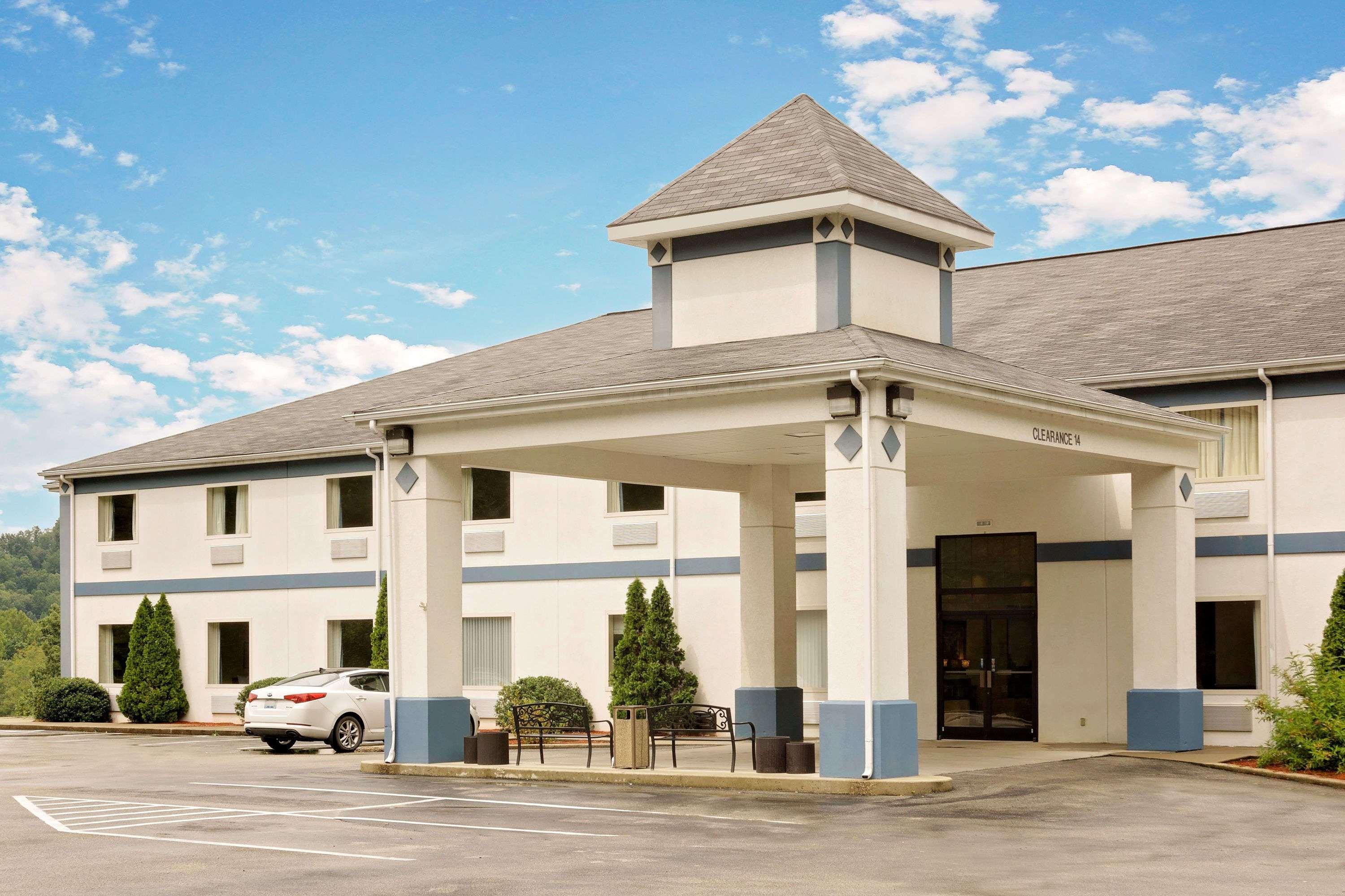 Magnuson Hotel West Liberty Esterno foto